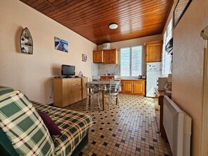 TV - Charming Cottage for 3 Near Beach (La Faute-sur-Mer)