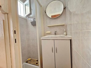 Bathroom - Charming Cottage for 3 Near Beach (La Faute-sur-Mer)