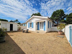 Exterior - Charming Cottage for 3 Near Beach (La Faute-sur-Mer)