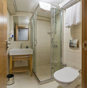 Standard Triple Room | Bathroom | Shower, hydromassage showerhead, free toiletries, hair dryer - Floransa City Hotel (Istanbul)