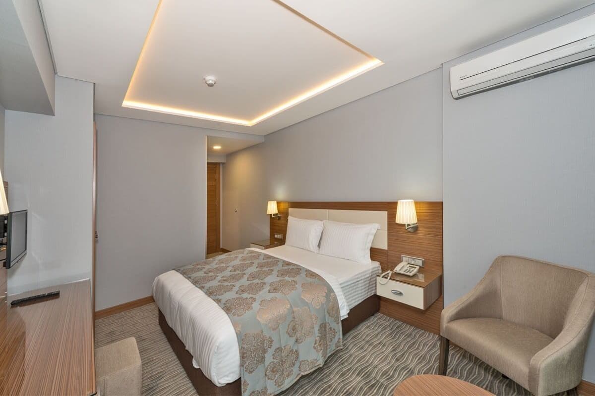 Standard Double Room | In-room safe, desk, laptop workspace, soundproofing