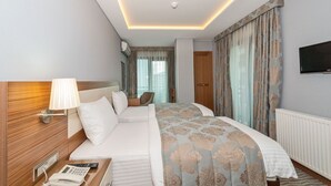 標準雙床房 | 客房內保險箱、書桌、筆電工作空間、隔音