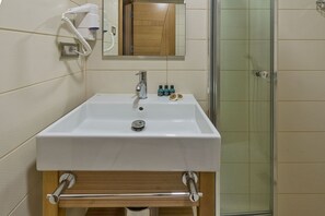 Standard Triple Room | Bathroom sink - Floransa City Hotel (Istanbul)