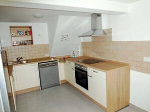 Kylskåp, mikrovågsugn, ugn och diskmaskin