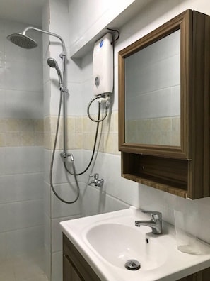 Baignoire et douche séparées, douche à « effet pluie »