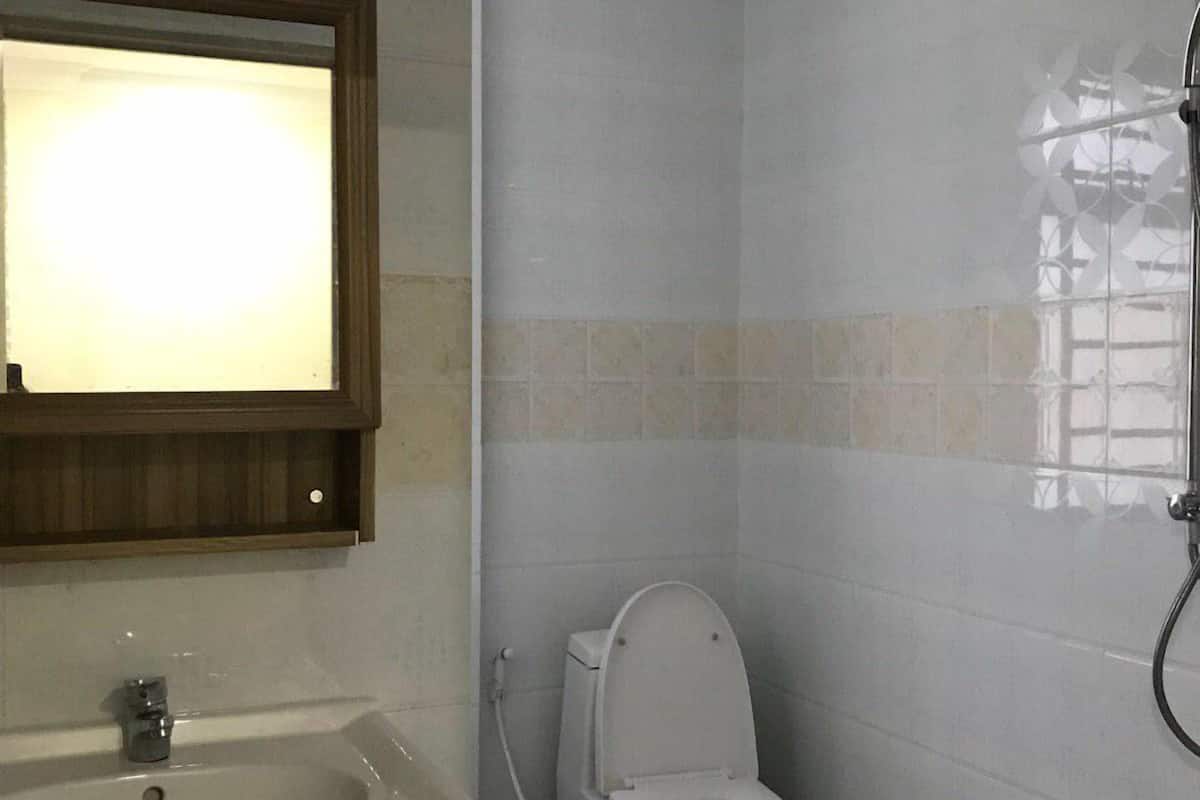 Separate bathtub and shower, rainfall showerhead, free toiletries