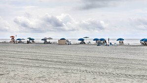 På stranden