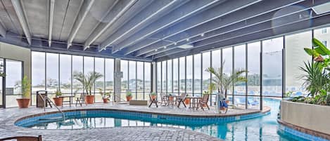 Inomhuspool och utomhuspool
