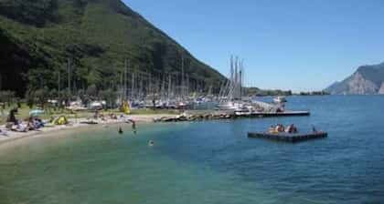 Morena apartment with garden and terrace overlooking the lake, ideal for relaxation and sports