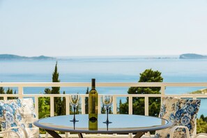 تناول الطعام بالخارج