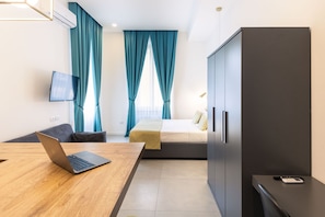 Premium bedding, down duvets, minibar, in-room safe - B&B Cortese (Naples)