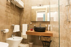 Shower, rainfall showerhead, free toiletries, hair dryer - B&B Cortese (Naples)