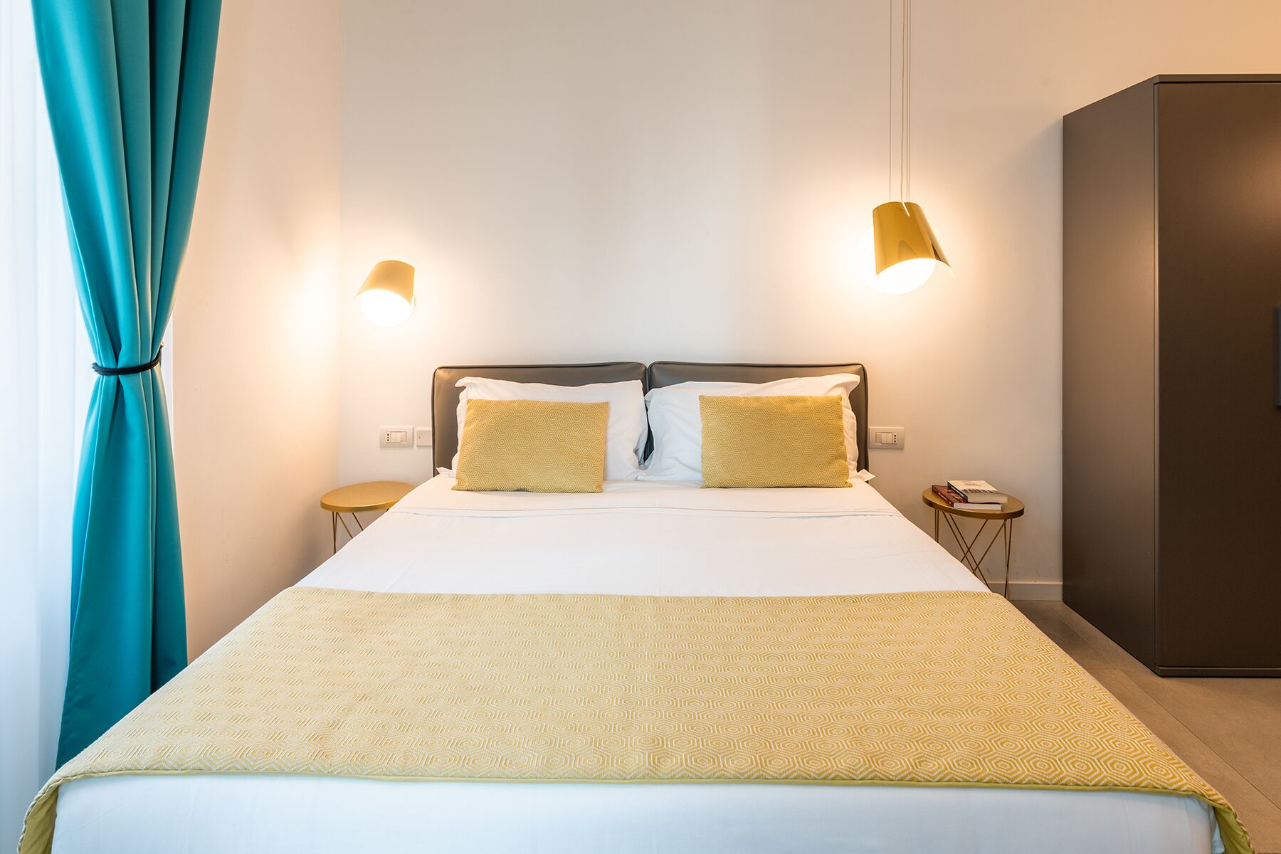 Ropa de cama de alta calidad, cubrecamas y minibar 