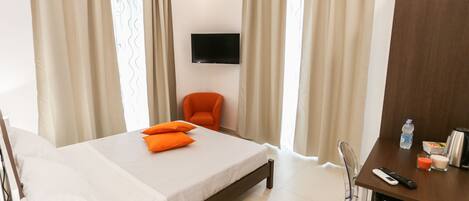 Quarto casal superluxo, 1 cama King, sacada, vista para a cidade | Roupas de cama premium, edredons de pluma, frigobar, cofres nos quartos