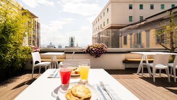 Petit déjeuner buffet (10 EUR par personne)