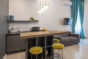 Ropa de cama de alta calidad, cubrecamas y minibar 