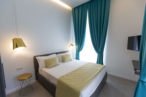 Ropa de cama de alta calidad, cubrecamas y minibar 