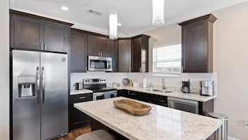 Køleskab, mikrobølgeovn, ovn, kogeplade