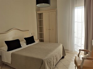 Double Room | In-room safe, desk, free WiFi, bed sheets