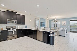 Fridge, microwave, oven, stovetop - Luxury 9 bd/5 Bath with private Pool and Spa Home 157 (Reunion)
