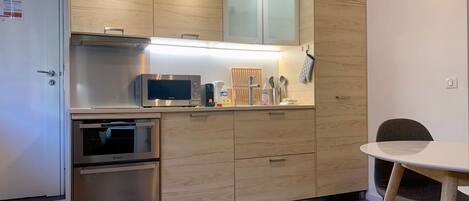 Fridge, microwave, oven, coffee/tea maker