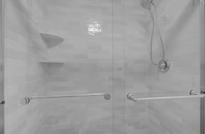 Combined shower/tub, hair dryer, towels