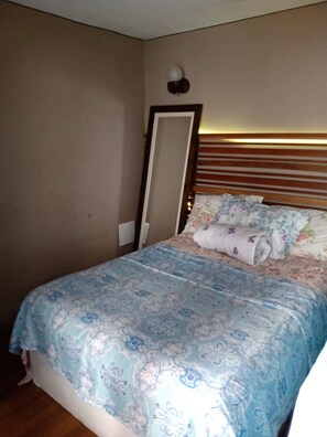 1 bedroom, desk, free WiFi, bed sheets - Penthouse with pool, barbecue, and bathtub: Jeanne's Country House (Rio de Janeiro)