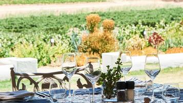 Breakfast, lunch, dinner served; local and international cuisine