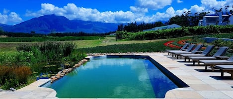 Piscine extérieure, chaises longues