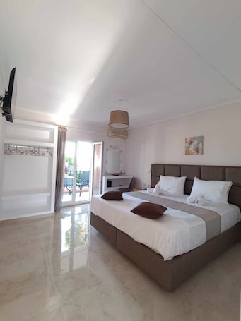 Deluxe Studio. Roussa's Studios and Apartments