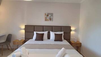 Deluxe Studio | In-room safe, soundproofing, iron/ironing board, cribs/infant beds