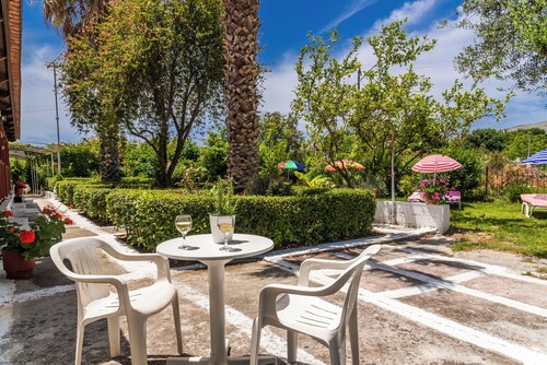 Roussa's Studios and Apartments