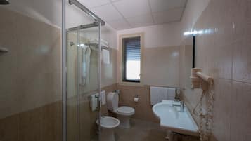 Habitación triple | Baño | Ducha, bidé y toallas
