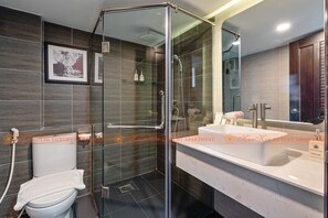 Duplex Luxury Studio (2M 301-508-905) | Phòng tắm | Buồng tắm vòi sen, vòi sen phun mưa, đồ dùng nhà tắm miễn phí