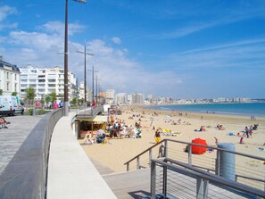 Una passeggiata lungomare con vista sulla spiaggia e sull'oceano.