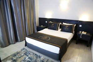 Suite, 1 habitación, vista al jardín | Minibar, caja de seguridad en la habitación, wifi gratis y ropa de cama