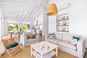 Smart TV, livros, aparelho de som