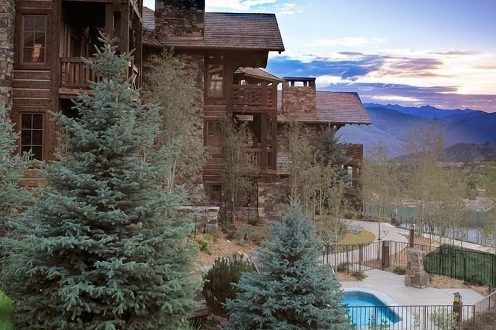 Luxurious 2 Bedroom0 Feet From The Slopes! Condo by RedAwning - Avon, CO