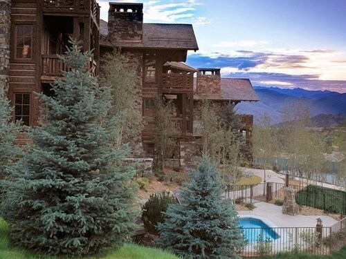 Luxurious 2 Bedroom0 Feet From The Slopes! Condo by RedAwning