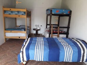 4 bedrooms, desk, free WiFi, bed sheets