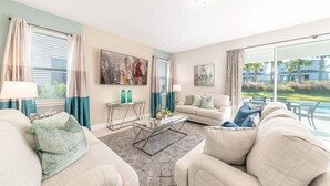 Ein helles Wohnzimmer mit einer Couch, einem Couchtisch und einem Bild an der Wand.