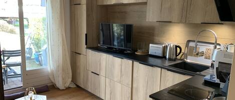 Una televisión, libros