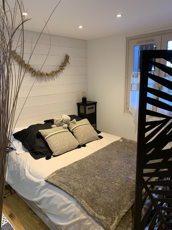 1 غرفة نوم ومكواة/لوح كي وواي فاي وملاءات أسرّة