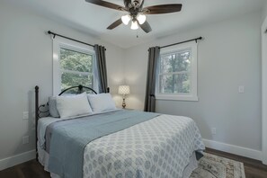 2 bedrooms, desk, iron/ironing board, free WiFi