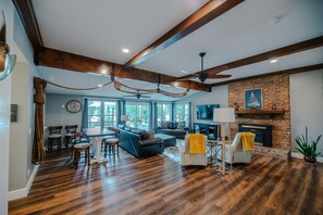 Smart-tv och eldstad