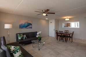 TV, DVD player - Spacious 27th floor Corner Condo with Ocean Views and Free Parking (Honolulu)