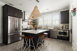 ثلاجة، ميكروويف، فرن، موقد طهي مسطح