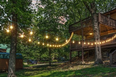 Minutes to Big Cedar-Real Log Cabin-Free Silver Dollar Tickets-Pvt Hot Tub @ Lil Treehouse