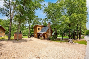 Exterior - Minutes to Big Cedar-True Log Cabin-Free Silver Dollar Tickets-Pvt Hot Tub @ Lil Treehouse (Ridgedale)