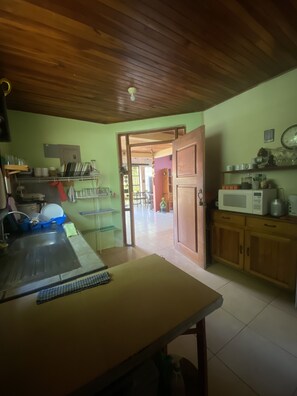 Microwave, oven, coffee/tea maker, electric kettle - Manigua House (Nicoya)